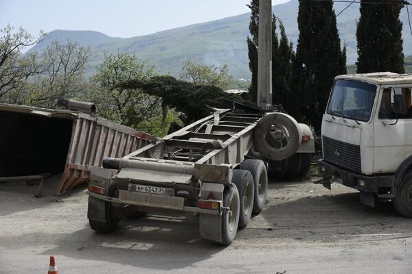 Под Алуштой фура опрокинулась и повисла над оврагом: водитель погиб Под Алуштой фура опрокинулась и повисла над оврагом: водитель погиб