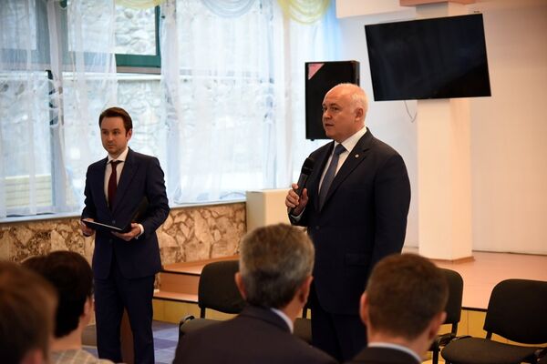 Приднестровские дети в Артеке встретились с крымским властями. Первый заместитель председателя Комитета по делам Содружества Независимых Государств Олег Лебедев. Приднестровские дети в Артеке встретились с крымским властями. Первый заместитель председателя Комитета по делам Содружества Независимых Государств Олег Лебедев.