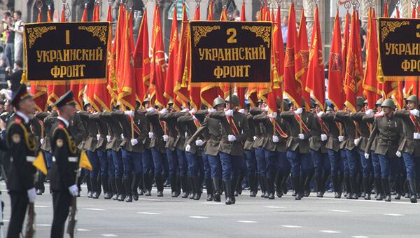 Знамена фронтов на военном параде в Киеве по случаю 65-летия Победы в Великой Отечественной войне 1941-1945 годов.