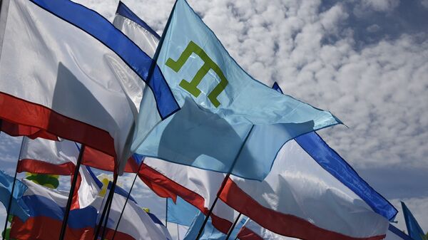 Крымско-татарский флаг и флаги Крыма. Архивное фото