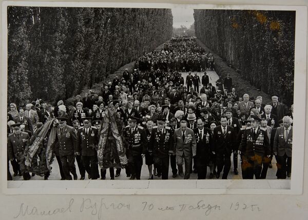 Мамаев Курган 30 лет Победы 1975 г. Фото из личного архива Хатидже Ислямовой Мамаев Курган 30 лет Победы 1975 г. Фото из личного архива Хатидже Ислямовой