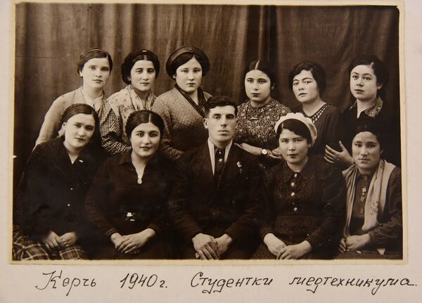 Хатидже Ислямова (вторая справа в нижнем ряду) в студенческие годы. Фото из личного архива Хатидже Ислямова (вторая справа в нижнем ряду) в студенческие годы. Фото из личного архива