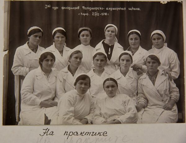 Хатидже Ислямова (вторая слева в верхнем ряду) в студенческие годы. Фото из личного архива Хатидже Ислямова (вторая слева в верхнем ряду) в студенческие годы. Фото из личного архива