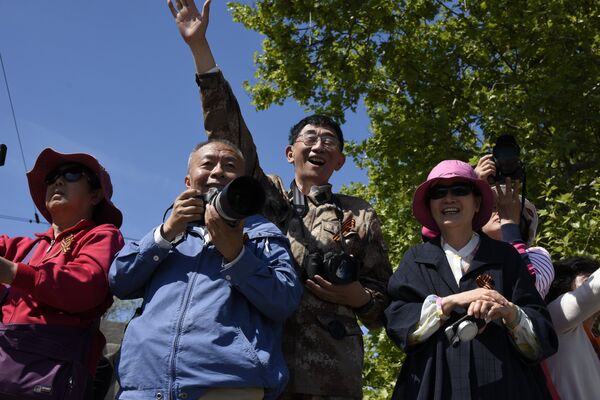 Китайские туристы на Параде Победы в Севастополе