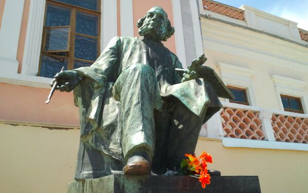 Памятник Айвазовскому возле картинной галереи в Феодосии