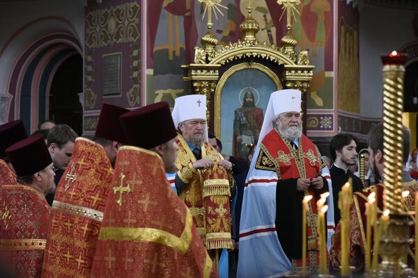 В ходе визита главы Российского императорского дома, великой княгини Марии Владимировны Романовой и цесаревича Георгия Михайловича Романова в Евпаторию митрополит Симферопольский и Крымский Лазарь провел торжественный молебен. В ходе визита главы Российского императорского дома, великой княгини Марии Владимировны Романовой и цесаревича Георгия Михайловича Романова в Евпаторию митрополит Симферопольский и Крымский Лазарь провел торжественный молебен.