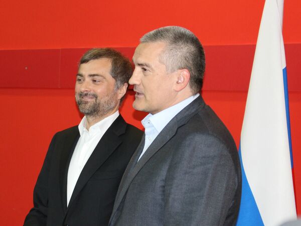 Помощник президента РФ Владислав Сурков (слева) и глава Республики Крым Сергей Аксенов (справа) Помощник президента РФ Владислав Сурков (слева) и глава Республики Крым Сергей Аксенов (справа)