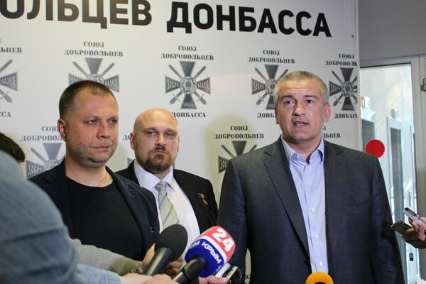 Встреча главы Республики Крым Сергея Аксенова (справа) с активом общественной организации Союз добровольцев Донбасса Встреча главы Республики Крым Сергея Аксенова (справа) с активом общественной организации Союз добровольцев Донбасса