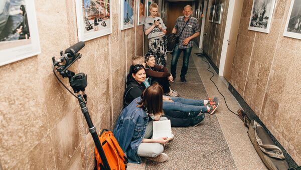 Съемки эпизода фильма Первоклашки из Крыма в студии радио Спутник в Крыму Съемки эпизода фильма Первоклашки из Крыма в студии радио Спутник в Крыму