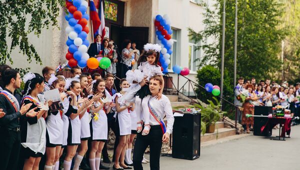 В школах Крыма прозвенел последний звонок