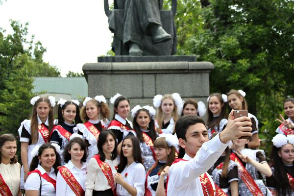 В школах Крыма прозвенел последний звонок В школах Крыма прозвенел последний звонок