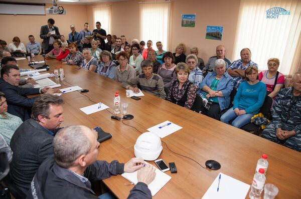 Встреча представителей власти и строительства Крымского моста с керчанами, живущими в санитарно-защитной зоне строящегося моста Встреча представителей власти и строительства Крымского моста с керчанами, живущими в санитарно-защитной зоне строящегося моста