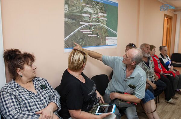 Встреча представителей власти и строительства Крымского моста с керчанами, живущими в санитарно-защитной зоне строящегося моста Встреча представителей власти и строительства Крымского моста с керчанами, живущими в санитарно-защитной зоне строящегося моста
