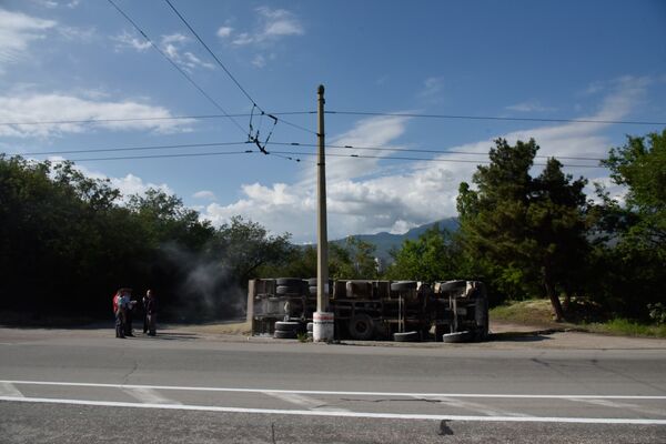 Под Алуштой из-за отказа тормозов перевернулся грузовой автомобиль FAW Под Алуштой из-за отказа тормозов перевернулся грузовой автомобиль FAW