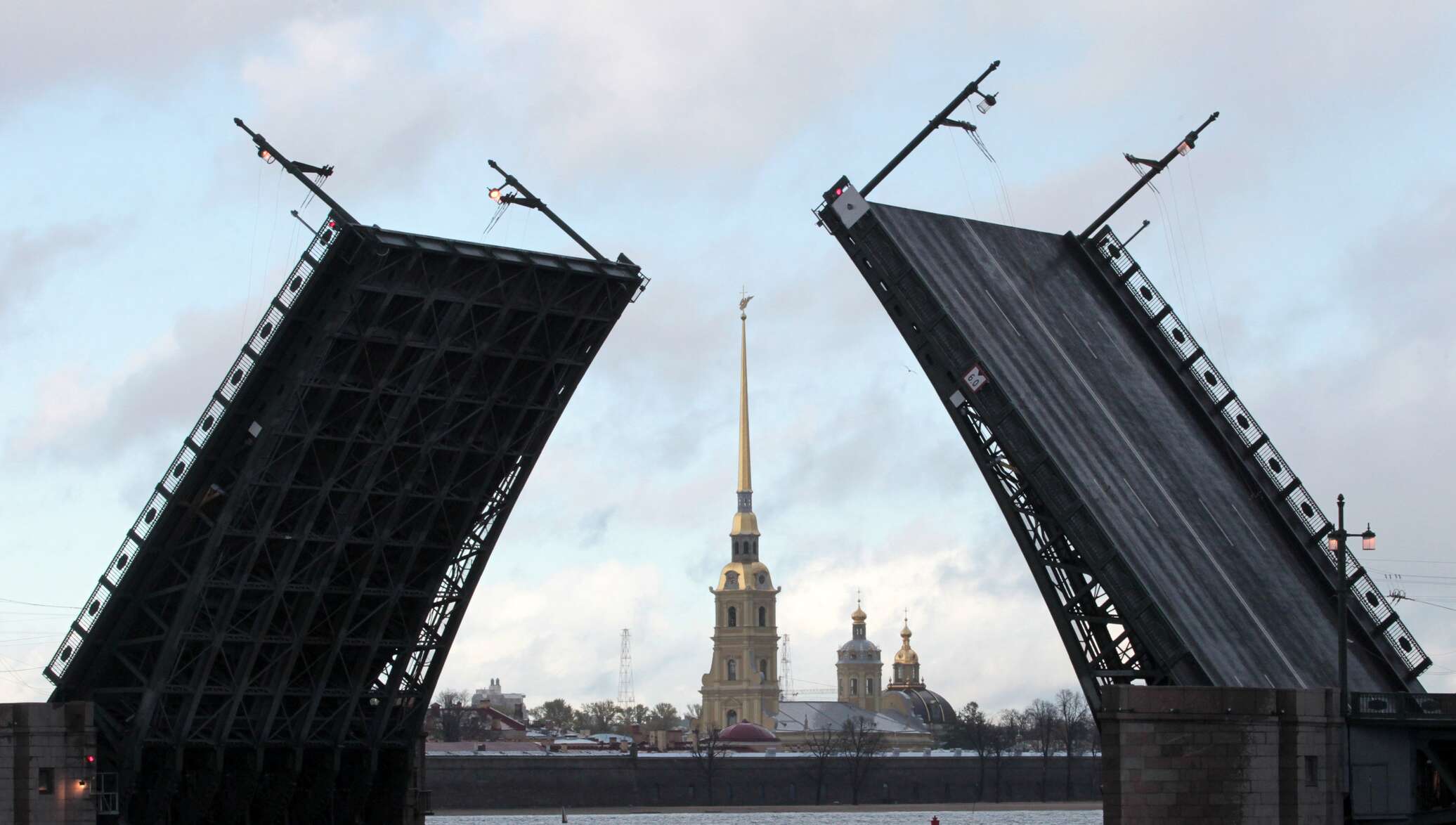 Разведенный Дворцовый мост и крепость в Санкт-Петербурге