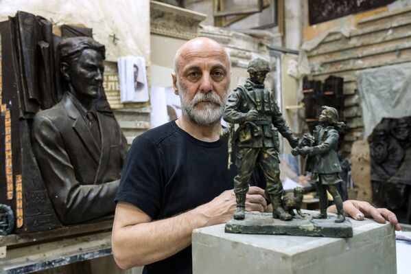 Скульптор Салават Щербаков, автор памятника Вежливым людям в Симферополе