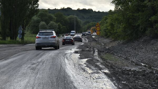 Ремонтные работы на трассе Симферополь – Феодосия возле села Родники Белогорского района Ремонтные работы на трассе Симферополь – Феодосия возле села Родники Белогорского района