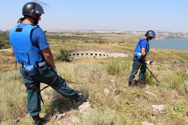 Спасатели МЧС России и роботы разминируют Керченскую крепость