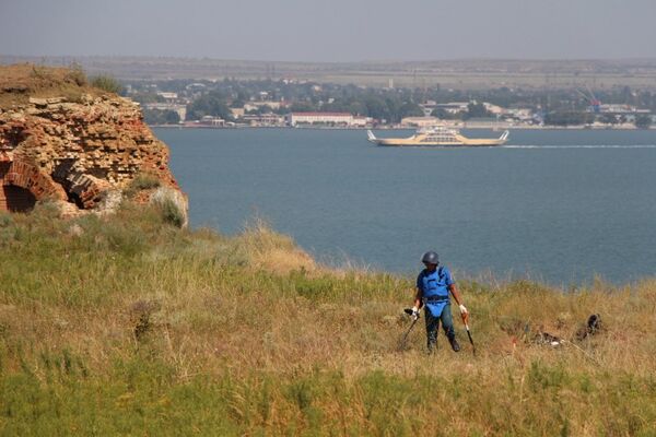 Спасатели МЧС России и роботы разминируют Керченскую крепость