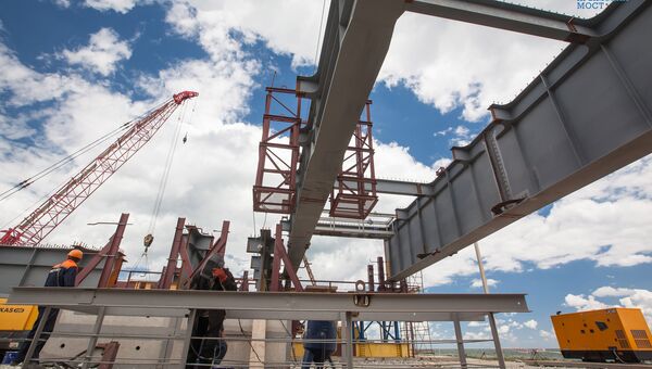 Строители начали монтаж пролетов Крымского моста