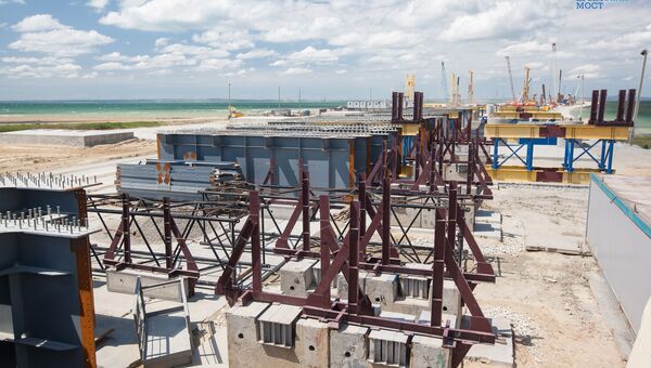 Строители начали монтаж пролетов Крымского моста Строители начали монтаж пролетов Крымского моста