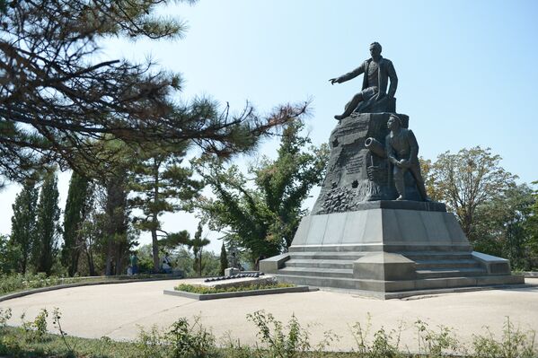 Памятник герою Крымской войны, вице-адмиралу Владимиру Корнилову на территории Малахова кургана в Севастополе