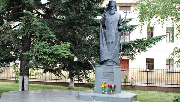 Памятник святителю Луке в Симферополе