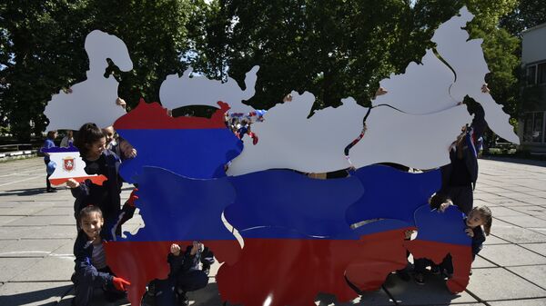 В Крыму дети собрали огромный пазл с географической картой России В Крыму дети собрали огромный пазл с географической картой России