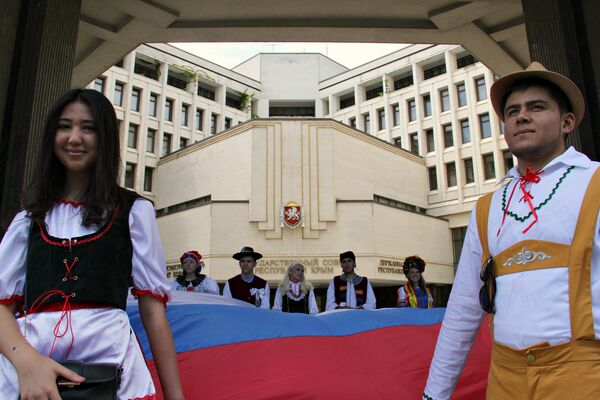 Парад дружбы народов в Симферополе, приуроченный ко Дню России