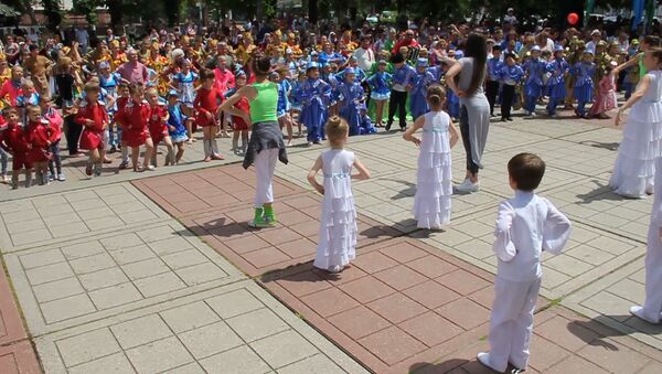 В столице Крыма в День России прошел танцевальный флешмоб Мы едины и Парад дружбы народов