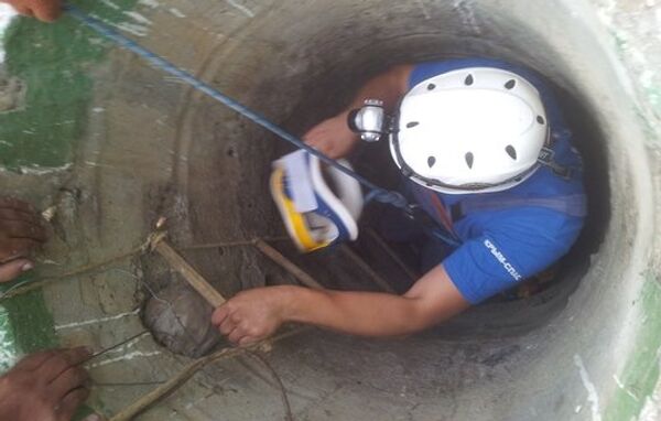 Крымские спасатели подняли мужчину со дна 8-метрового колодца