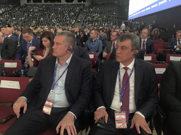Глава Крыма Сергей Аксенов и губернатор Севастополя Сергей Меняйло на XX Петербургском международном экономическом форуме Глава Крыма Сергей Аксенов и губернатор Севастополя Сергей Меняйло на XX Петербургском международном экономическом форуме