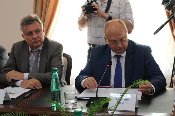 Председатель Симферопольского городского совета Виктор Агеев и глава администрации Симферополя Геннадий Бахарев на встрече с представителями общественных организаций США Председатель Симферопольского городского совета Виктор Агеев и глава администрации Симферополя Геннадий Бахарев на встрече с представителями общественных организаций США