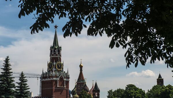 Спасская башня Московского Кремля (слева) и храм Василия Блаженного.