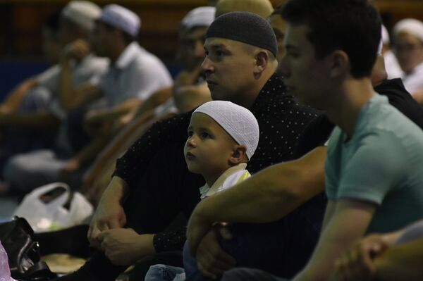 Намаз в честь праздника Ураза-байрам в Доме культуры профсоюзов в Симферополе Намаз в честь праздника Ураза-байрам в Доме культуры профсоюзов в Симферополе