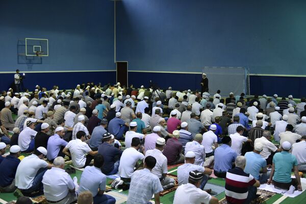 Намаз в честь праздника Ураза-байрам в Доме культуры профсоюзов в Симферополе Намаз в честь праздника Ураза-байрам в Доме культуры профсоюзов в Симферополе