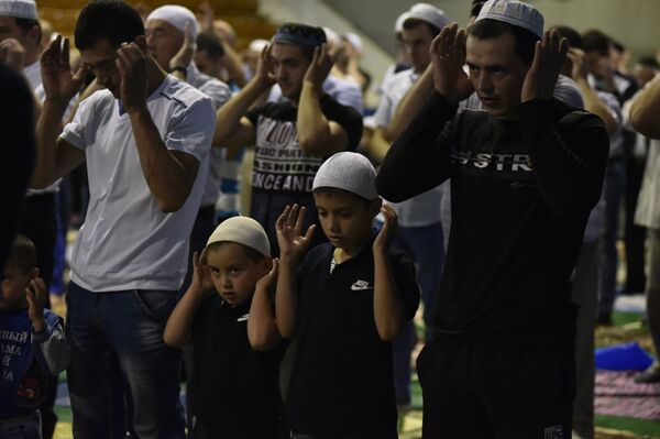 Намаз в честь праздника Ураза-байрам в Доме культуры профсоюзов в Симферополе Намаз в честь праздника Ураза-байрам в Доме культуры профсоюзов в Симферополе