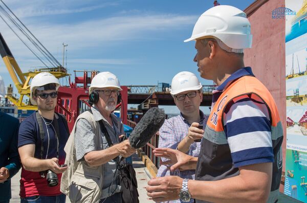 Иностранным журналистам показали стройку Крымского моста Иностранным журналистам показали стройку Крымского моста