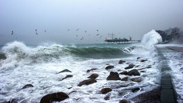 Набережная Ялты во время шторма на Черном море