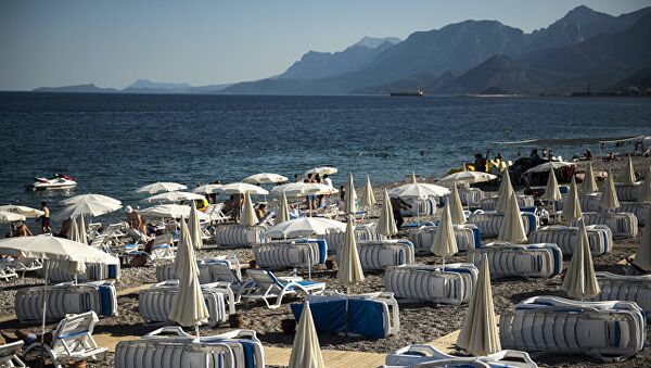 Шезлонги на пляже курорта Кемер в Турции. Июнь 2016 года