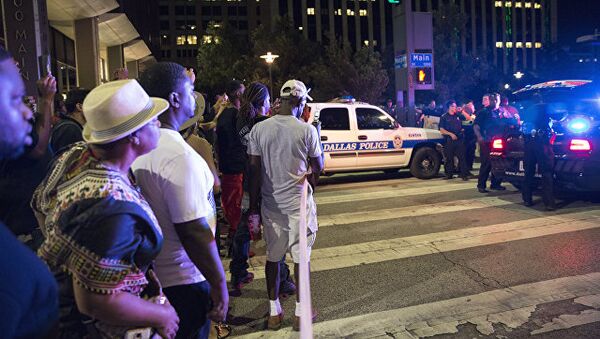 Полиция и местные жители после перестрелки в центре Далласа. 7 июля 2016 года