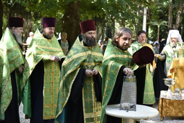 Сбор пожертвований на памятник Петру и Февронии Муромским во время молебна в День семьи, любви и верности. Симферополь, 8 июля 2016 года. Сбор пожертвований на памятник Петру и Февронии Муромским во время молебна в День семьи, любви и верности. Симферополь, 8 июля 2016 года.