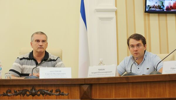 Глава Республики Крым Сергей Аксенов (слева) и заместитель министра строительства и жилищно-коммунального хозяйства Российской Федерации Андрей Чибис (справа)
