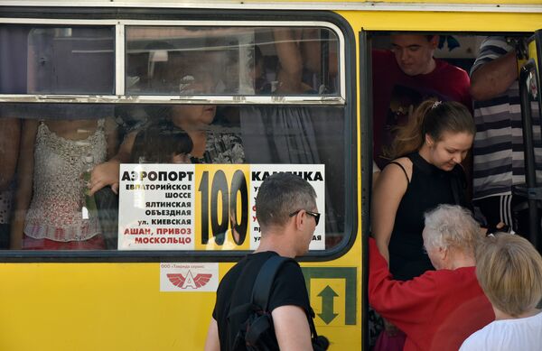 Остановка общественного транспорта в районе улицы Бородина в Симферополе Остановка общественного транспорта в районе улицы Бородина в Симферополе