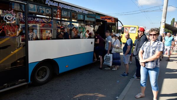 Люди на остановке общественного транспорта в районе улицы Бородина в Симферополе