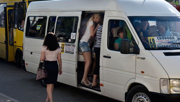 Остановка общественного транспорта в районе улицы Бородина в Симферополе