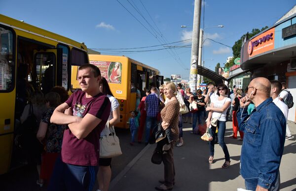 Люди на остановке общественного транспорта в районе улицы Бородина в Симферополе Люди на остановке общественного транспорта в районе улицы Бородина в Симферополе