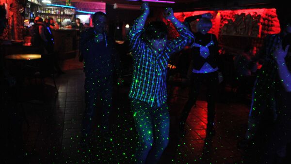 Молодые люди танцуют на дискотеке