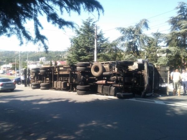 В Алуште перевернулся грузовик с вином В Алуште перевернулся грузовик с вином