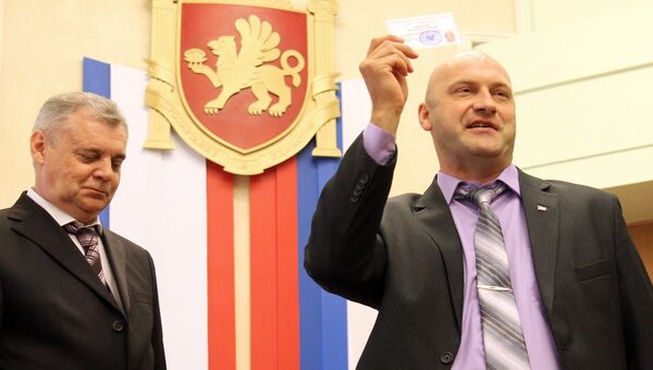 Депутат Павел Шперов после вручения удостоверений депутатам Государственного совета Республики Крым первого созыва